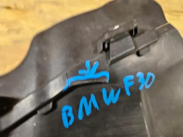 BMW F30 F31 Duto de ar direito OEM 51747255418 image 4