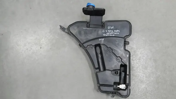 Réservoir lave-glace BMW G30 G31 OEM 7388944 image 6