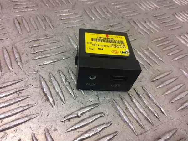 Tomada AUX Hyundai Ioniq 2018 OEM 96120G2050 image 5