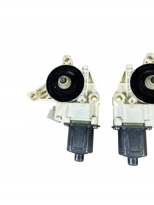 Motor de ventana trasera derecha A2048200242 Mercedes W204 W212 image 3