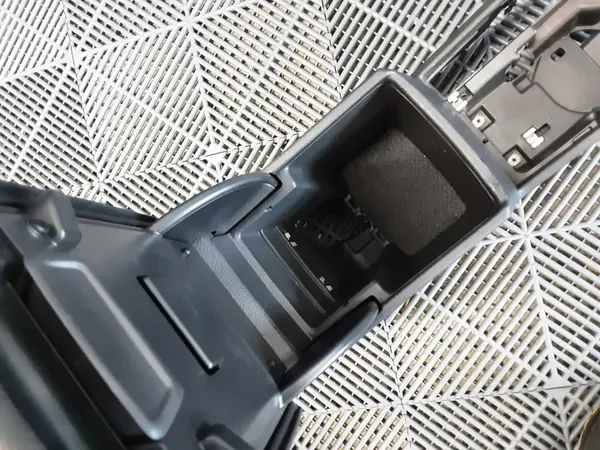 Konsolin käsinoja OEM 061863239HE VW Passat B8 USA:lle image 5