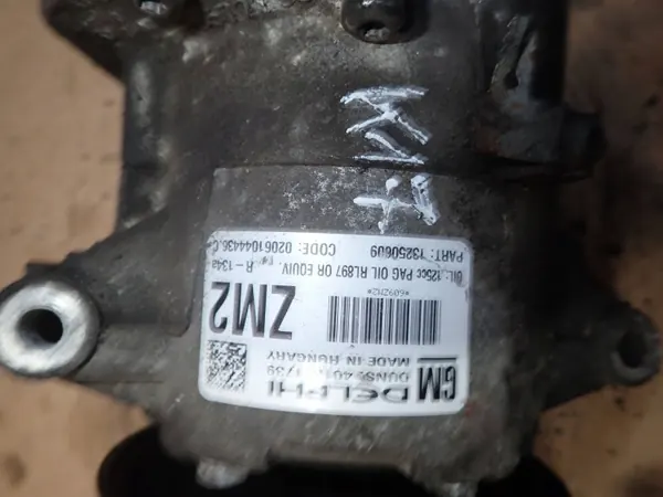 Opel Astra J 1.6 A16XER AC-kompressor OEM 13250609 image 3