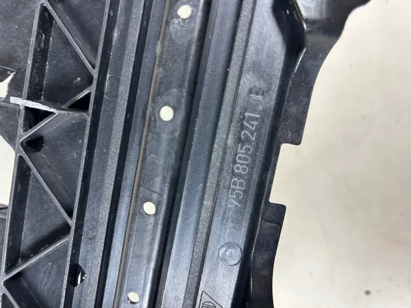 Porsche Macan 95B Nedre Stötdämpare Förstärkning 95B805241B image 8