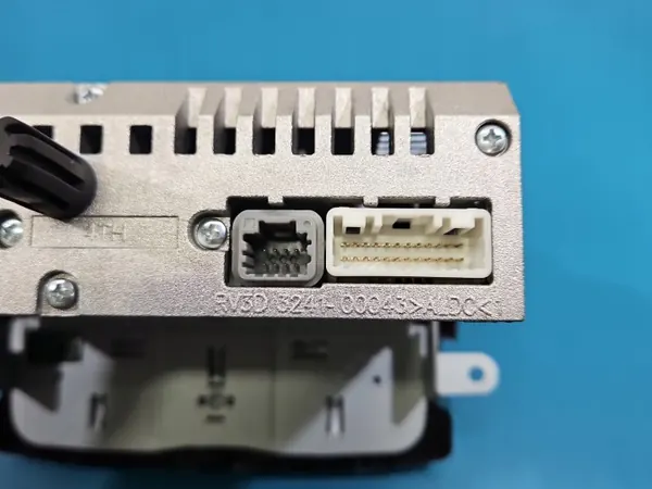 Radio Dacia Sandero II OEM 281156864R Usado image 7