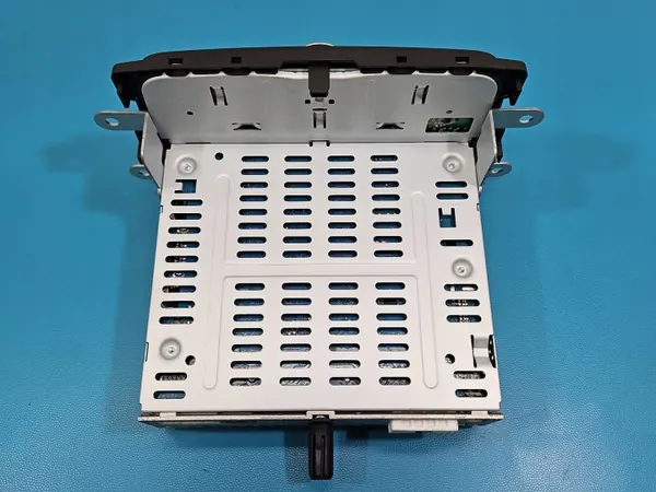 Radio Dacia Sandero II OEM 281156864R Usado image 9