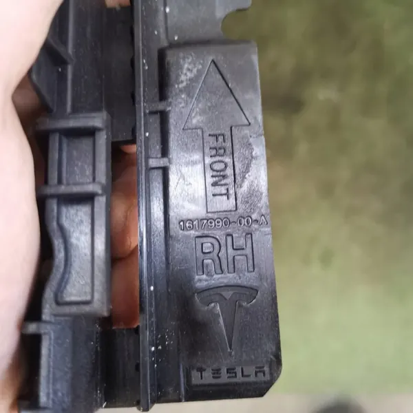 Tesla Model Y Halterung OEM 1617990-00-A image 3