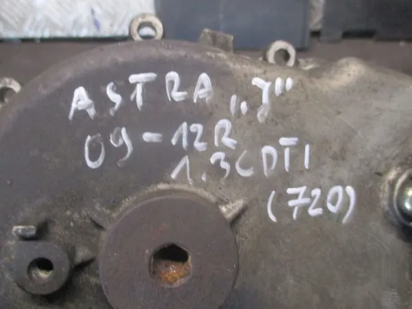 Oljepumpens kåpa Opel Astra J 55575253 image 4