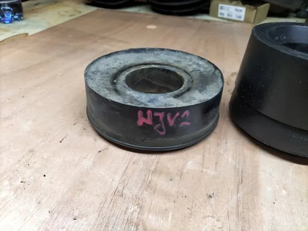 Isoladores de molas Jeep WJ - Peças OEM usadas image 3