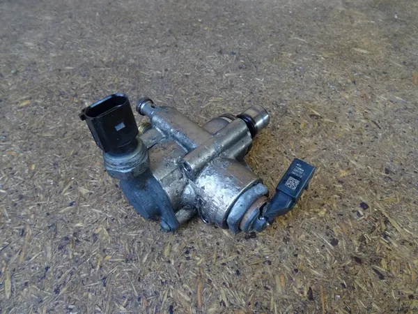 Polttoainepumppu GOLF V AUDI TT 8J A3 8P 2.0 TFSI 06F127025B image 2