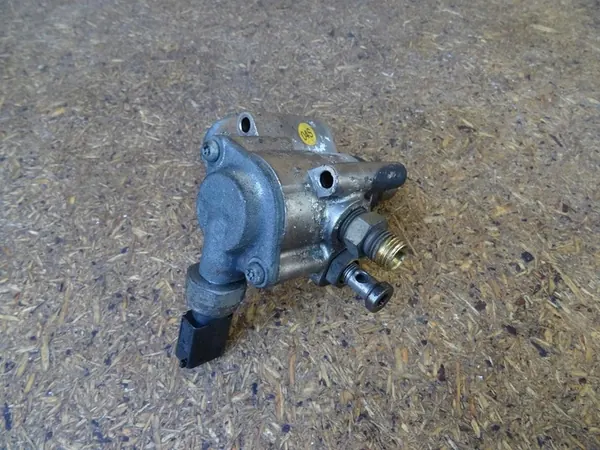 Polttoainepumppu GOLF V AUDI TT 8J A3 8P 2.0 TFSI 06F127025B image 3