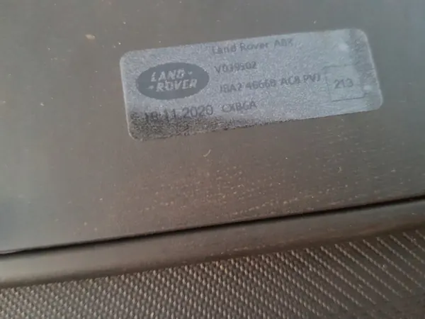 Begagnad Range Rover Velar bagageutrymmesrullgardin OEM J8A2-46668 image 5