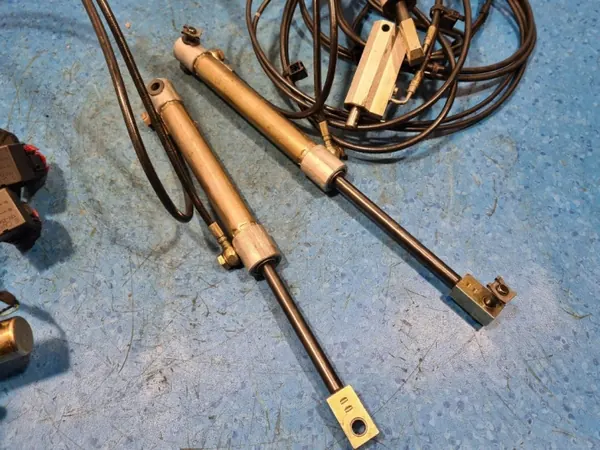 Peugeot 206 CC katto hydrauliikkapumppu OEM 9639025080 image 10