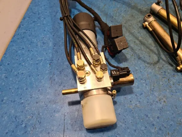 Peugeot 206 CC katto hydrauliikkapumppu OEM 9639025080 image 9