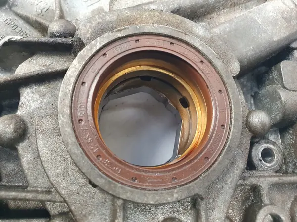 Pompe à huile OEM 55562788 pour Opel Astra J 1.4T image 3