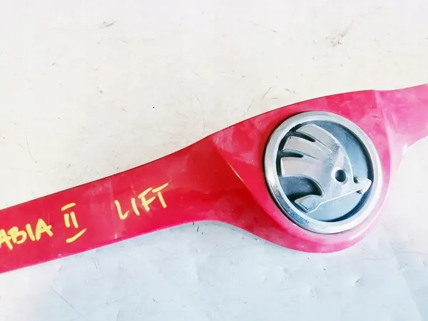 SKODA FABIA II LIFT 10r Grille Emblem 5J0853633 image 2