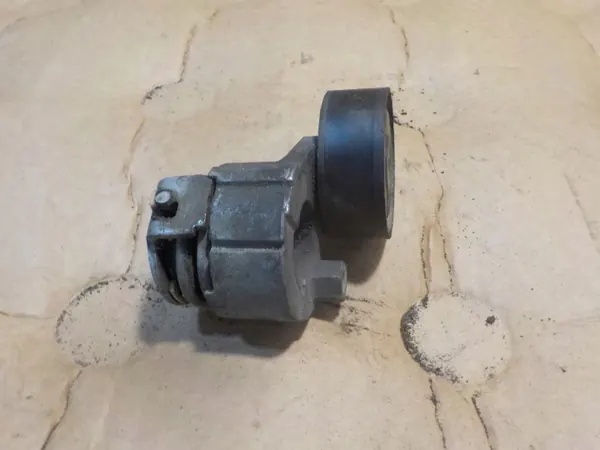Rouleau de tendeur Renault OE OEM 950649 - Occasion image 3