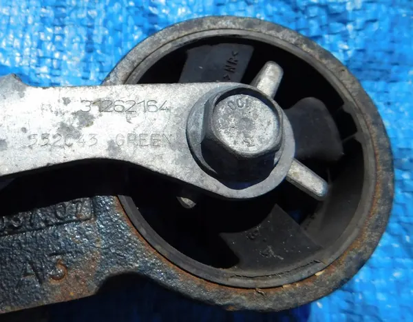 V50 LIFT 2.4 D5 Support Moteur 31262164 image 4