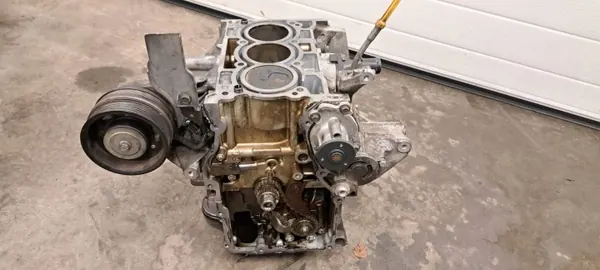 Nissan Note E12 1.2 Moottorilohko - Kokonainen OEM image 4