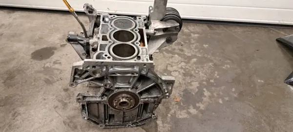 Nissan Note E12 1.2 Moottorilohko - Kokonainen OEM image 5