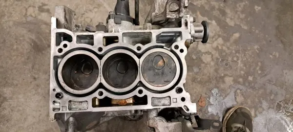 Nissan Note E12 1.2 Moottorilohko - Kokonainen OEM image 6