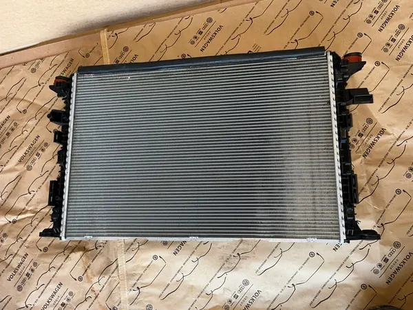 Radiador de agua del motor AUDI A8 D4 LIFT 3.0 TDI OEM 4H0121251C image 2