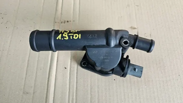 AUDI A3 8P Salida de Agua 03G121132B image 1