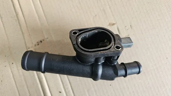 AUDI A3 8P Salida de Agua 03G121132B image 3