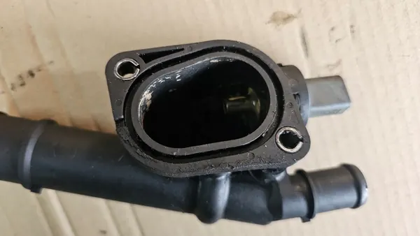 AUDI A3 8P Salida de Agua 03G121132B image 4