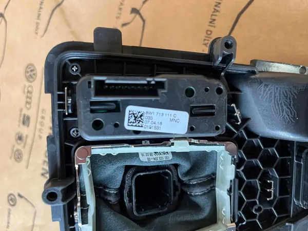 Pomo de mudanças Audi A4/A5 B9 OEM 8W1713111C Usado image 5