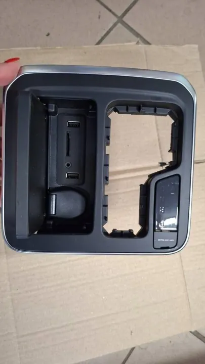 Enchufe USB Renault Talisman OEM 280233557R image 2