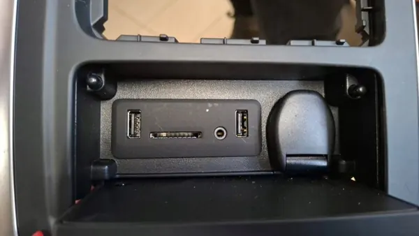 Enchufe USB Renault Talisman OEM 280233557R image 3