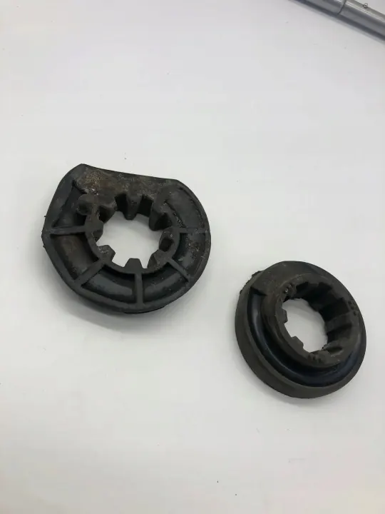 Support caoutchouc ressort arrière OEM A2473250184 Usagé image 2