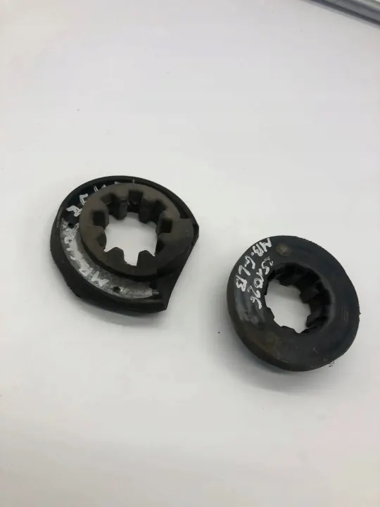 Support caoutchouc ressort arrière OEM A2473250184 Usagé image 3