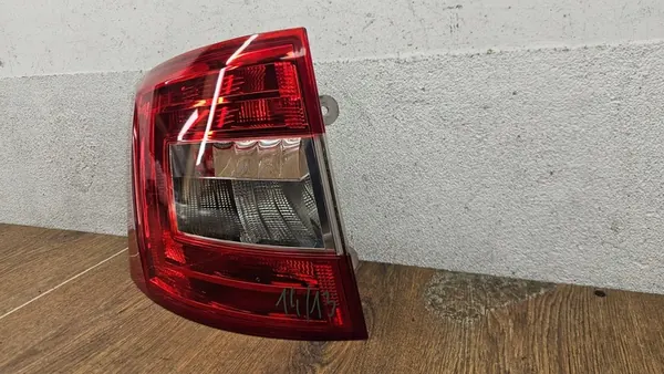 Lámpara trasera izquierda Skoda Octavia III image 3
