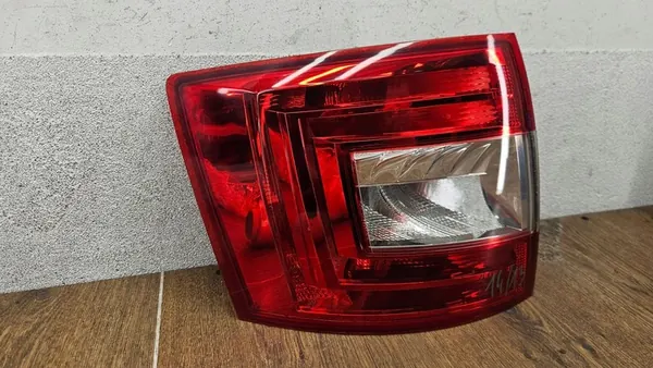 Lámpara trasera izquierda Skoda Octavia III image 4