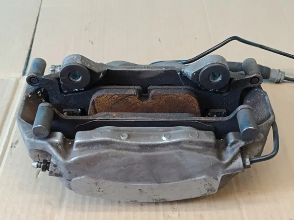 AUDI A4 B9 AVANT 2.0 TFSI Etu Oikea Jarrusatula 8W0615108D image 2