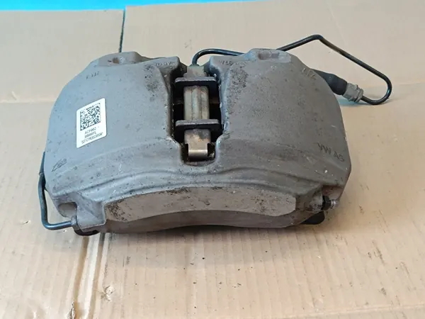 AUDI A4 B9 AVANT 2.0 TFSI Etu Oikea Jarrusatula 8W0615108D image 4