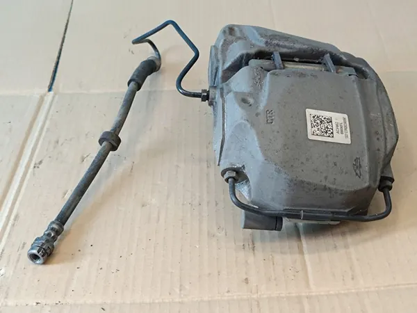 AUDI A4 B9 AVANT 2.0 TFSI Etu Oikea Jarrusatula 8W0615108D image 8