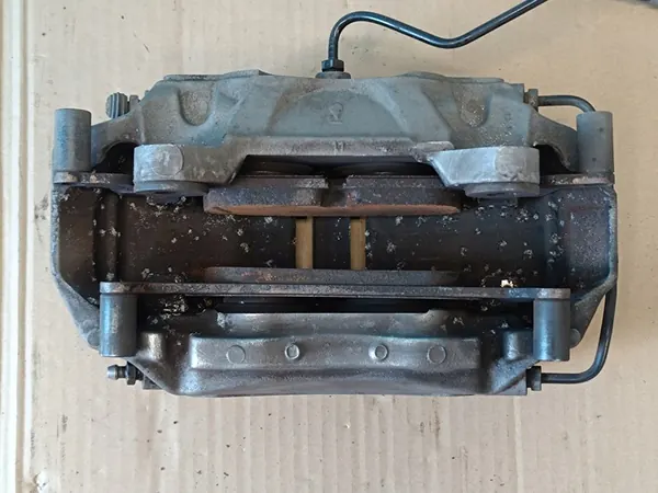 AUDI A4 B9 AVANT 2.0 TFSI Etu Oikea Jarrusatula 8W0615108D image 9