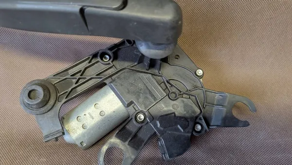 Motor de limpiaparabris trasero Peugeot 208 12-16 OEM 9673251380A image 2