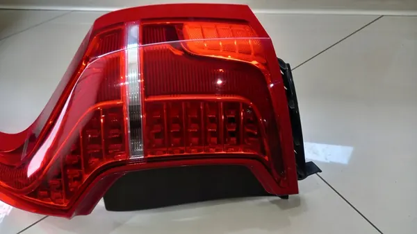 VOLVO XC90 Lámpara Trasera Derecha 32228827 image 2