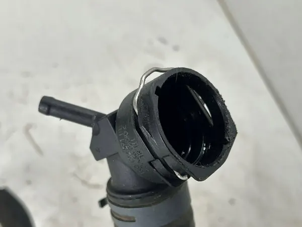 Turboahtimen vesiputki Volkswagen Tiguan Allspace 2022 OEM 5QN122157AD image 5