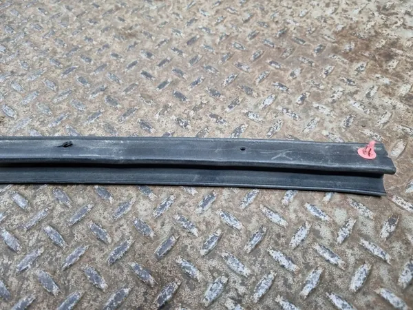 Junta do capô Ford Mustang OEM JR3B16A570 - Usado image 3