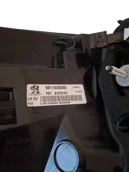 Lámpara trasera izquierda Peugeot 5008 II 9811028080 image 2
