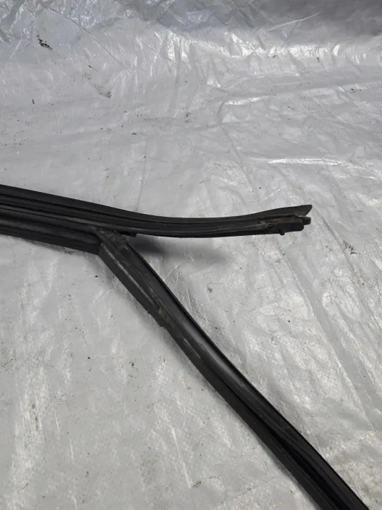 Audi A4 B9 8W S-Line Front rechts Fensterdichtung OEM 8W0837432 image 2