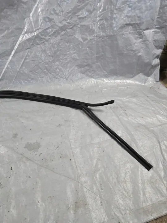 Audi A4 B9 8W S-Line Front rechts Fensterdichtung OEM 8W0837432 image 3