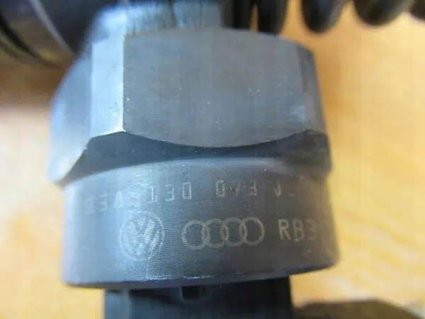 Injetor VW Passat B5 FL 1.9 TDI 038130073J image 2