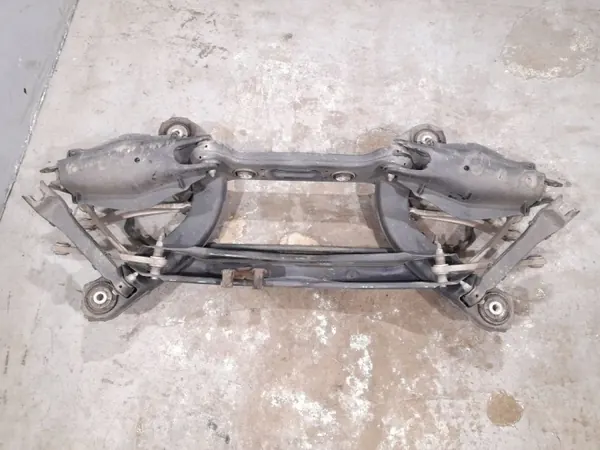 Travesaño trasero Mercedes-Benz OEM A2123503201 - Usado image 9