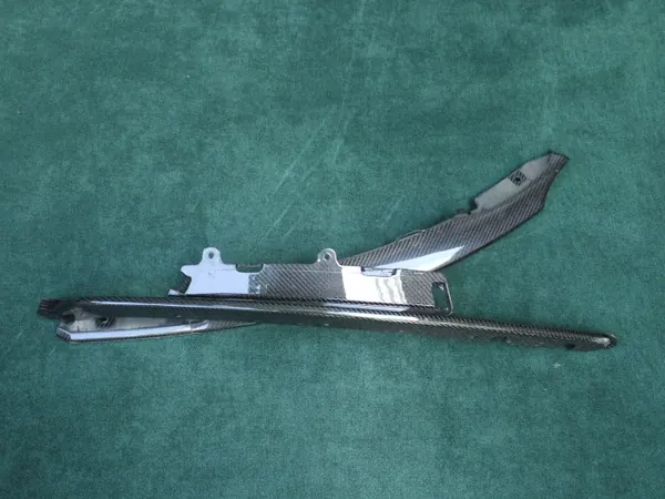 OEM 8D33-17B969-AD Grapas de Splitter para Aston Martin DBS image 2