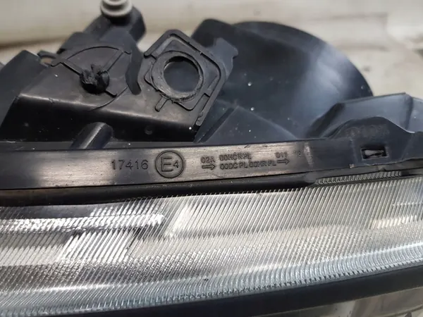 Refletor farol direito Renault Megane II image 9